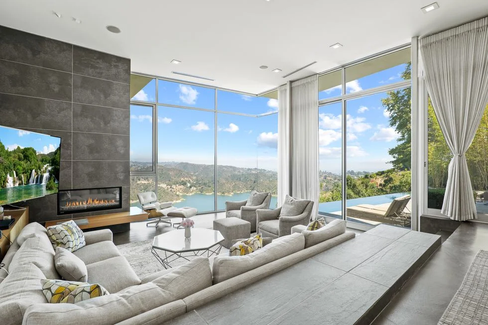 Crafting Comfort: Dive Into the World of Luxurious Furniture Pieces